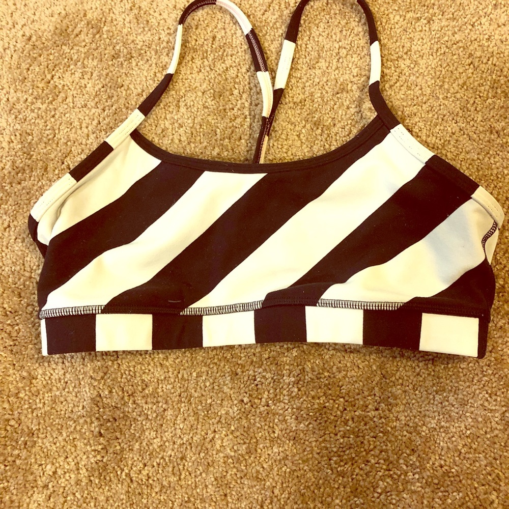 Size 8 sports bra, no pads included. In EUC.